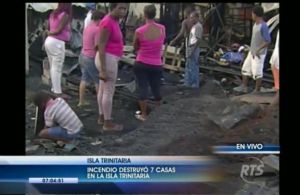 Decenas de personas tratan de recuperar algo entre los escombros tras el incendio en la Isla Trinitaria de madrugada